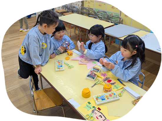 園児が二人が書いた習字を見せている様子